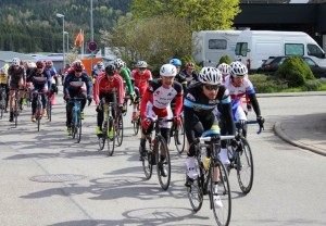 Stefan fährt im Hauptfeld in Deißlingen.