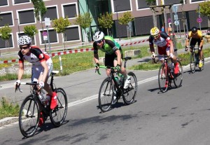 Matthias Hivner (links) und Alex Hivner (rechts) im Feld in Augsburg