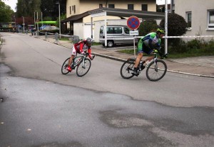 Thomas Hackl hinter Oliver Keppeler in der Kurve in Meckenbeuren