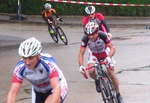 Otto bei Regen in der Kurve in Ottenbach