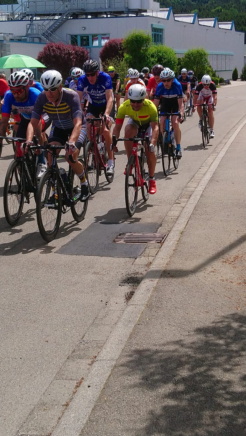 Stefan Huggenberger und Hermann Danner im Feld der Masters-Fahrer in Deißlingen