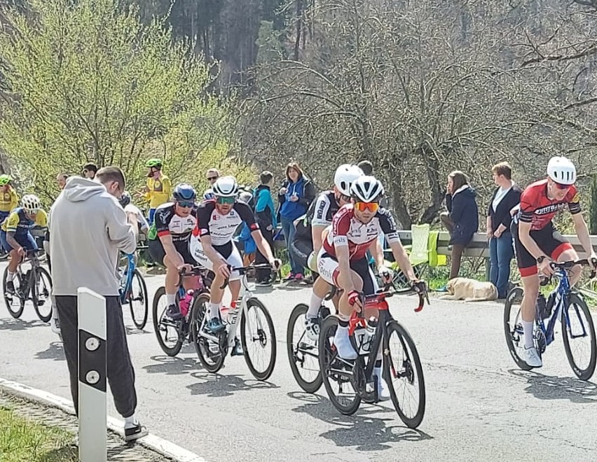 Benni König im Feld der Eliteklasse am Berg in Schönaich