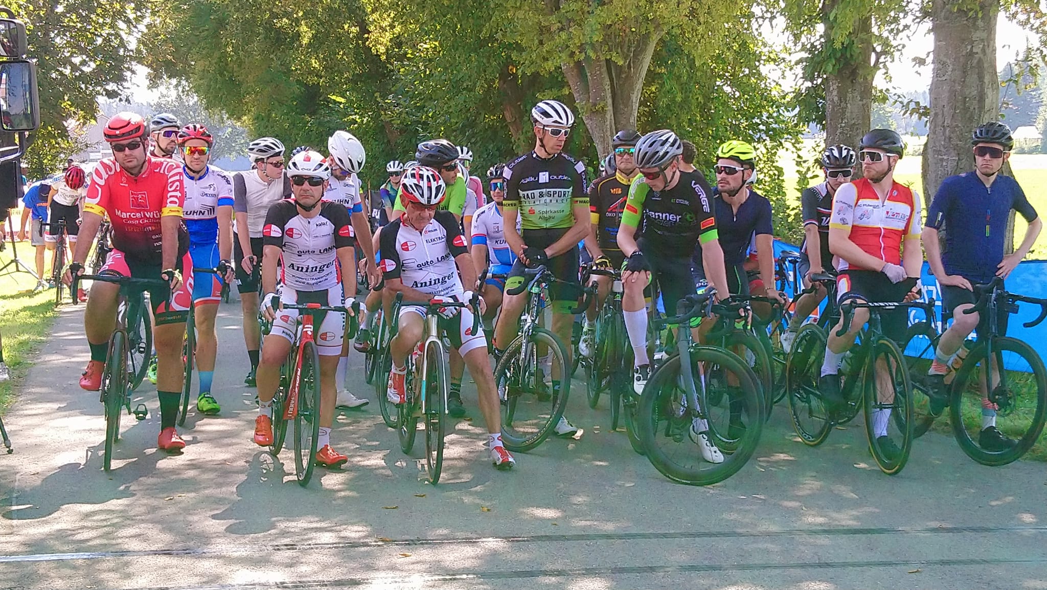 Vater und Sohn beim Start des Jedermannrennens in Leutkirch