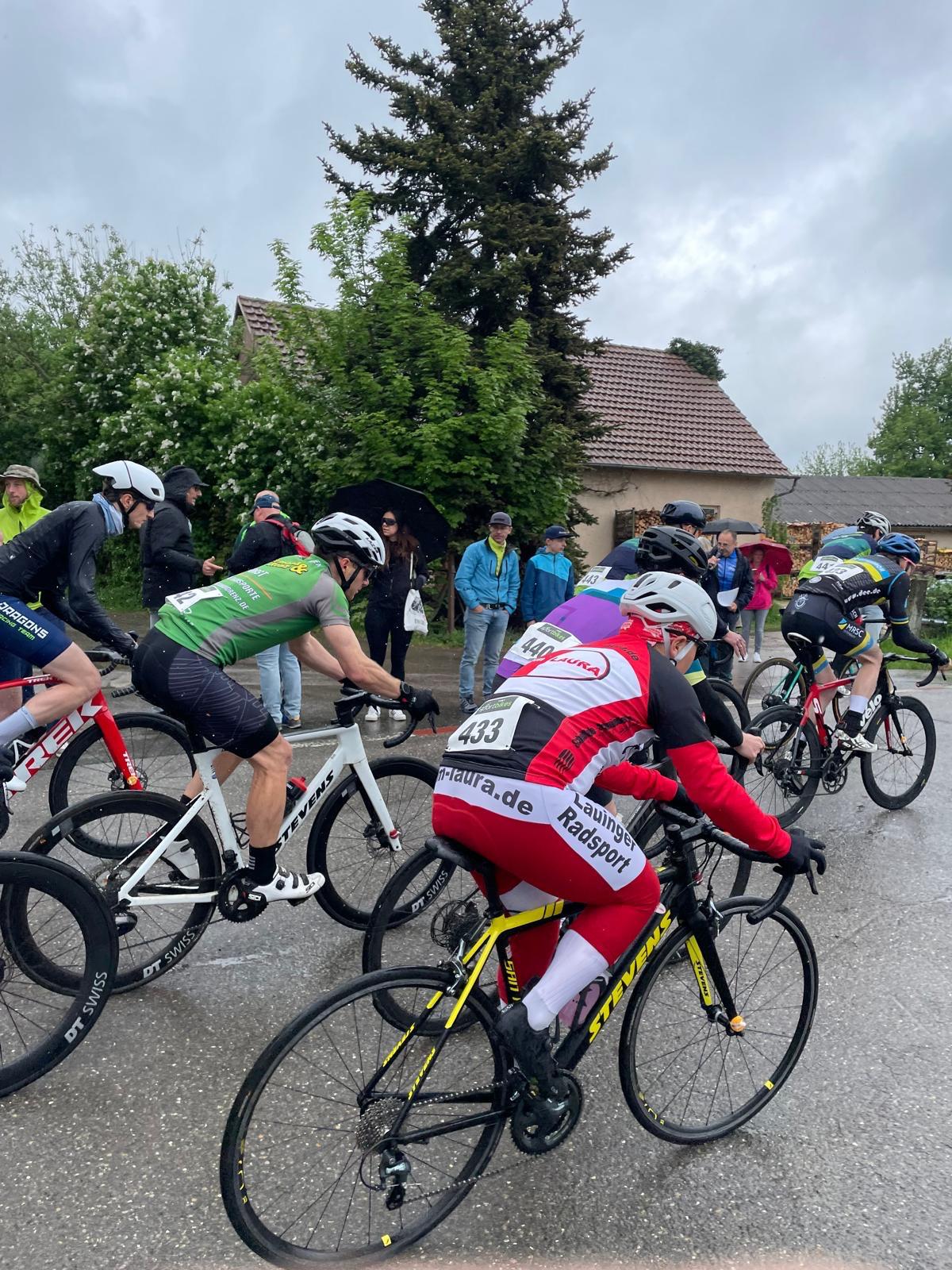 Deniz im Feld der Jedermänner beim Regenrennen in Berghülen